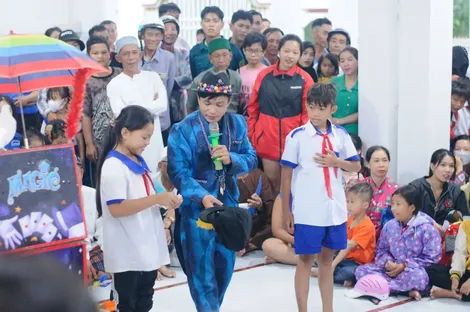 Diễn ảo thuật kiếm tiền chế xe hút đinh giúp người đi đường