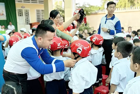 Tặng nón bảo hiểm đạt chuẩn cho học sinh lớp 1