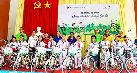 Trao học bổng và xe đạp cho học sinh có hoàn cảnh khó khăn