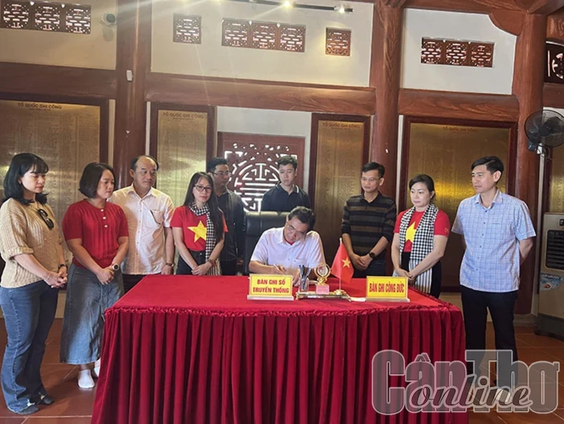 Đoàn báo chí khu vực Tây Nam Bộ viếng Nghĩa trang liệt sĩ quốc gia Vị Xuyên, tham quan Cột cờ Lũng Cú