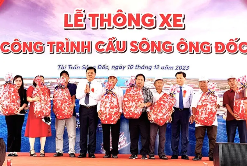 Phó thủ tướng Lê Minh Khái dự thông xe cầu sông Ông Đốc