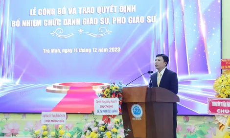 Trường ĐH Trà Vinh công bố và trao quyết định chức danh giáo sư, phó giáo sư
