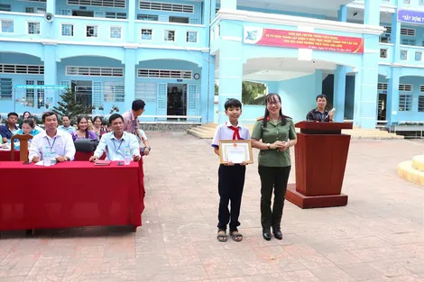 Khen thưởng học sinh Lê Hoàng Lê nhặt của rơi trả lại cho người bị mất