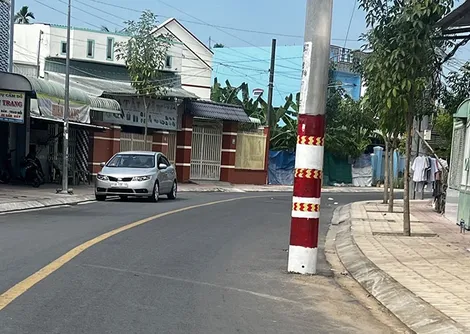 Trụ điện giữa lòng đường, tiềm ẩn nguy cơ mất an toàn giao thông