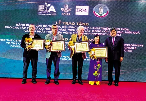 Phối hợp, chia sẻ thông tin, kinh nghiệm và các sáng kiến về quản lý trồng trọt thích ứng và giảm thiểu biến đổi khí hậu