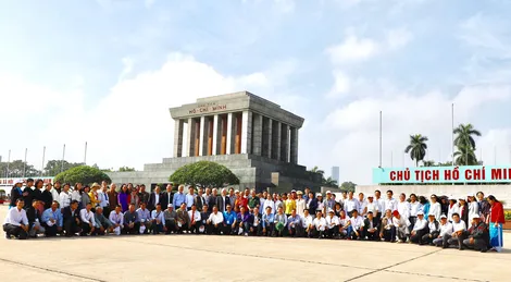 Phóng sự ảnh: Đoàn đại biểu các gương điển hình của TP Cần Thơ báo công dâng Bác