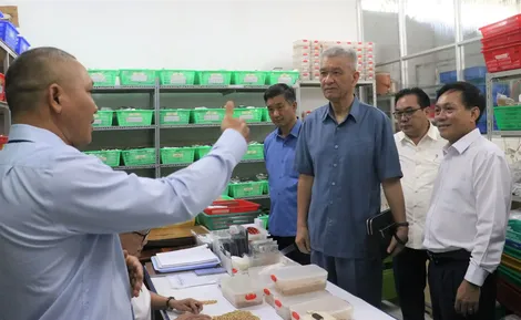 Đoàn đại biểu cấp cao Lào tham quan, tìm hiểu hoạt động
của Trường Nông nghiệp và cơ sở nuôi cá da trơn tại TP Cần Thơ