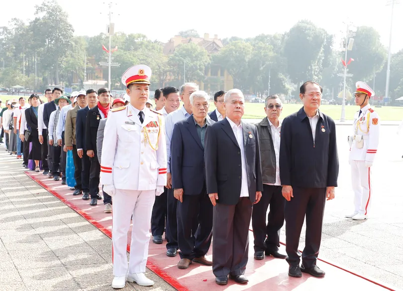Đoàn đại biểu các gương điển hình, tiêu biểu TP Cần Thơ báo công dâng Bác và viếng Lăng Chủ tịch Hồ Chí Minh