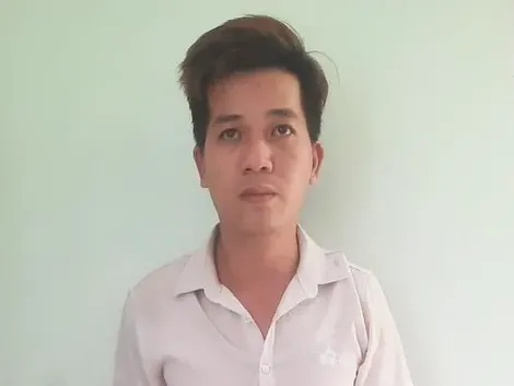 Phát hiện đối tượng cất giấu nhiều dao tự chế, bình xịt hơi cay