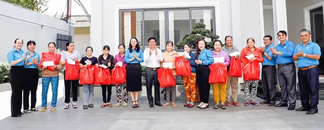 Thăm hỏi tình hình sản xuất của doanh nghiệp, đời sống người lao động tại các Khu Chế xuất và Công nghiệp