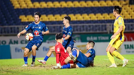 Đội bóng phố núi “tuột dốc” không phanh