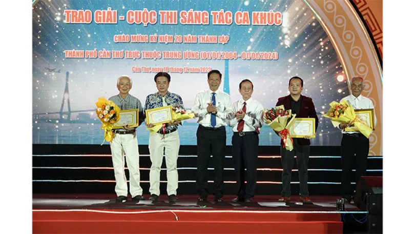 Trao giải 2 cuộc thi sáng tác ca khúc, bài vọng cổ chào mừng 20 năm TP Cần Thơ trực thuộc Trung ương