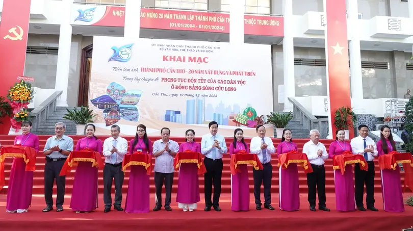 Khai mạc triển lãm ảnh "TP Cần Thơ - 20 năm xây dựng và phát triển"