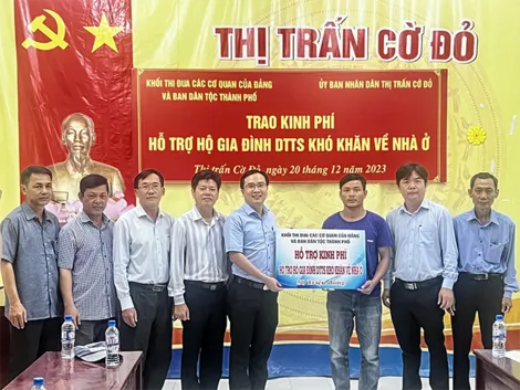 Trao chi phí xây dựng nhà cho hộ dân tộc thiểu số nghèo