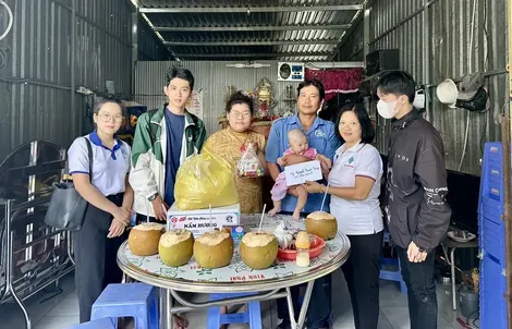 Trao tiền từ thiện