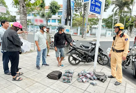 An Giang: Bắt quả tang đối tượng mang pháo đi bán, thu giữ hơn 4.200 quả pháo