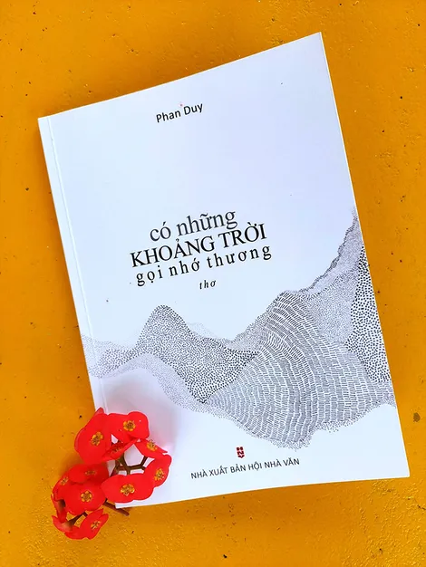 "Những câu thơ mang gương mặt buồn"