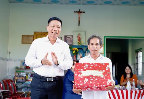 Bàn giao 100 căn nhà tình nghĩa cho người có công với cách mạng, gia đình chính sách khó khăn về nhà ở