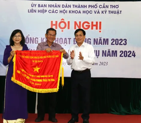 Liên hiệp các Hội Khoa học và Kỹ thuật TP Cần Thơ nhận Cờ thi đua của Chính phủ