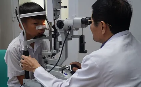 Bé trai bị lưỡi câu cá móc mí mắt