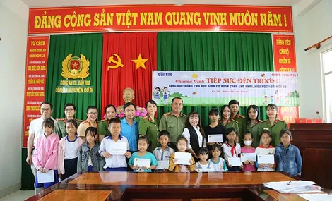 Báo Cần Thơ và Công an huyện Cờ Đỏ trao học bổng “Tiếp sức đến trường”
