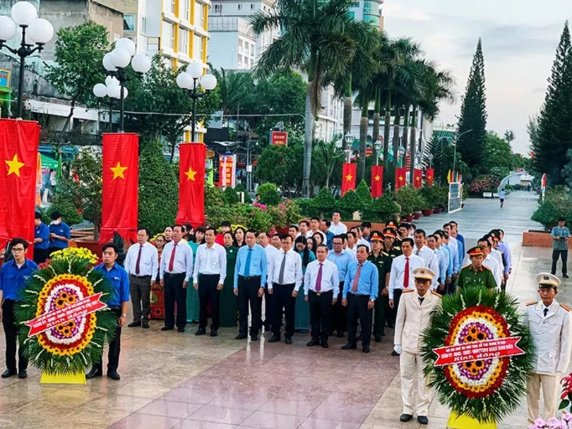 Quận Ninh Kiều tổ chức Lễ dâng hương và báo công dâng Bác