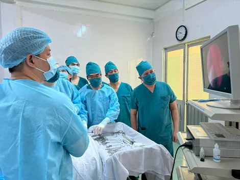 Bác sĩ hai thành phố điều trị kỹ thuật cao cho trường hợp viêm xoang nặng