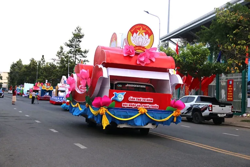 Diễu hành xe hoa kỷ niệm 20 năm thành lập TP Cần Thơ trực thuộc Trung ương