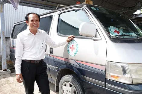 Ông Sáu từ thiện