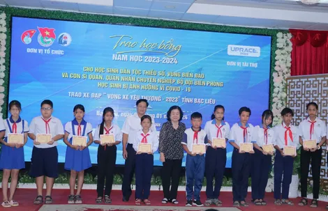 Trao học bổng Vừ A Dính cho học sinh dân tộc thiểu số, vùng biển, đảo tỉnh Bạc Liêu