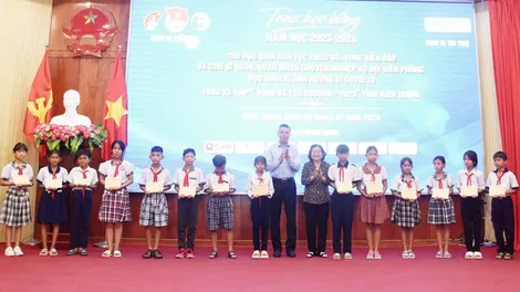 Trao học bổng Vừ A Dính và Câu lạc bộ “Vì Hoàng Sa-Trường Sa thân yêu” cho học sinh Kiên Giang