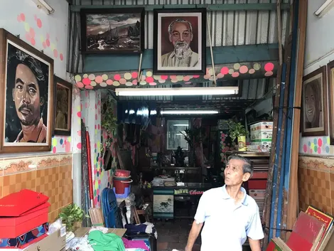 Người vẽ bảng hiệu bằng tay hiếm hoi ở Đồng Tháp