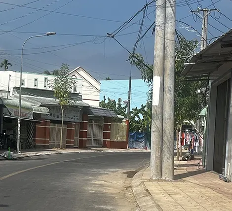 Trụ điện giữa lòng đường đã được di dời
