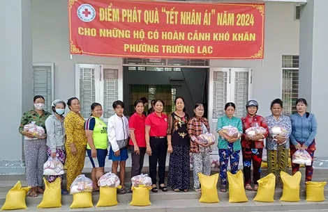 Tặng trên 300 phần quà Tết
