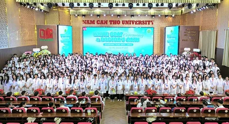 Lễ trao Áo trắng và Lời tuyên thệ của người Thầy thuốc cho tân sinh viên Trường Ðại học Nam Cần Thơ