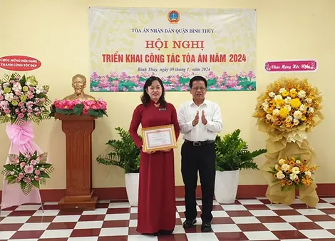 Tòa án Nhân dân quận Bình Thủy được tặng danh hiệu thi đua Tập thể xuất sắc