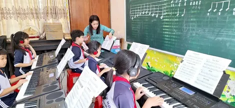 Cô giáo truyền đam mê nghệ thuật cho học trò