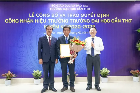 Công bố và trao quyết định công nhận Hiệu trưởng Trường Đại học Cần Thơ nhiệm kỳ 2020-2025