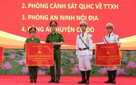 Phòng Cảnh sát quản lý hành chính về trật tự xã hội 3 năm liền nhận Cờ thi đua của Bộ Công an