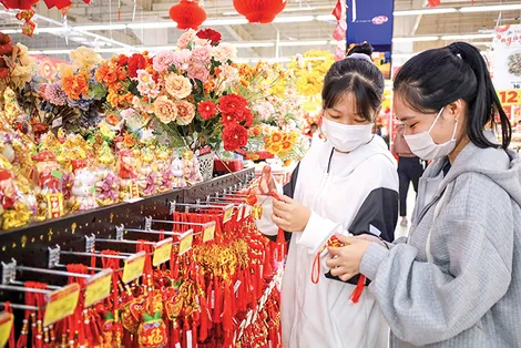 Đa sắc thị trường đồ trang trí Tết