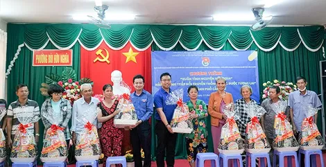 Tặng quà người dân có hoàn cảnh khó khăn