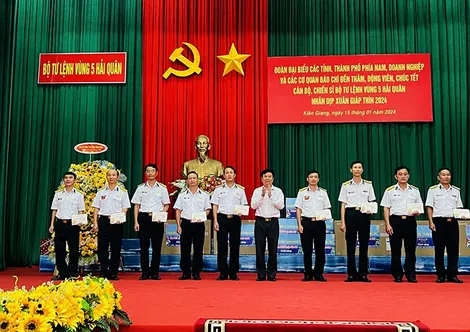 Thăm, chúc Tết cán bộ, chiến sĩ Bộ Tư lệnh Vùng 5 Hải quân