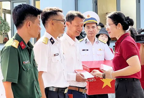 Thăm chúc Tết cán bộ chiến sĩ và nhân dân đảo Thổ Chu