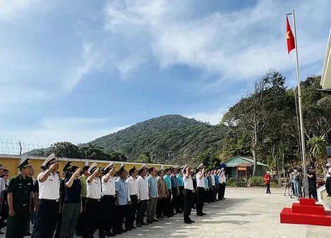 Chúc Tết cán bộ, chiến sĩ, các lực lượng trên đảo Hòn Khoai, huyện Ngọc Hiển, tỉnh Cà Mau