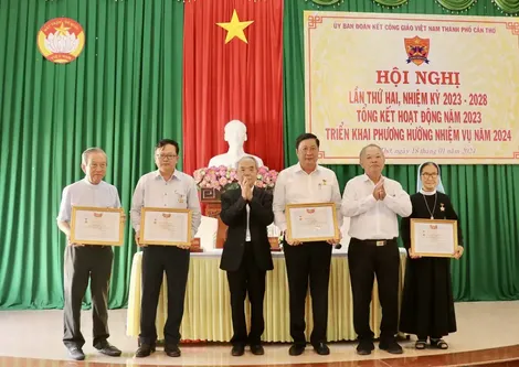 Tiếp tục đẩy mạnh các phong trào thi đua yêu nước trong đồng bào Công giáo