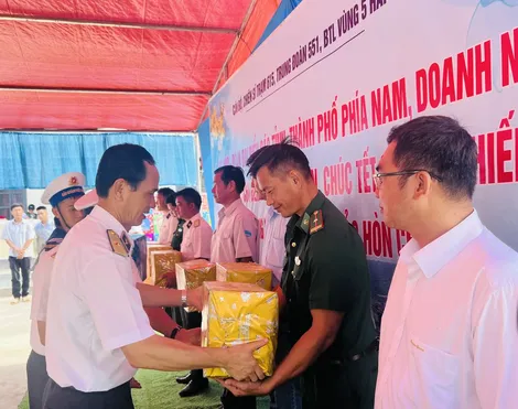 Mang xuân sớm đến cán bộ, chiến sĩ và nhân dân đảo Hòn Chuối, tỉnh Cà Mau