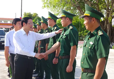 Đồng chí Phan Đình Trạc thăm chúc Tết cán bộ, chiến sĩ Đồn Biên phòng Sông Đốc