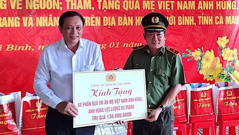 Công an tỉnh Quảng Ninh trao quà Tết, nhà Đại đoàn kết tặng người dân tỉnh Cà Mau