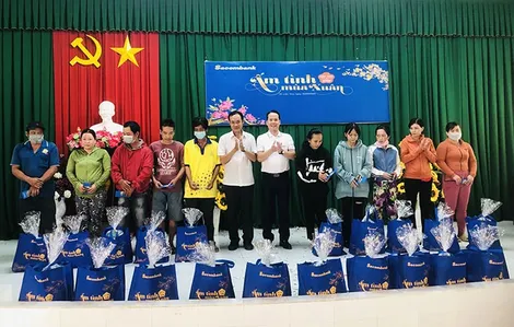 Trao quà Tết tặng người nghèo, hoàn cảnh khó khăn