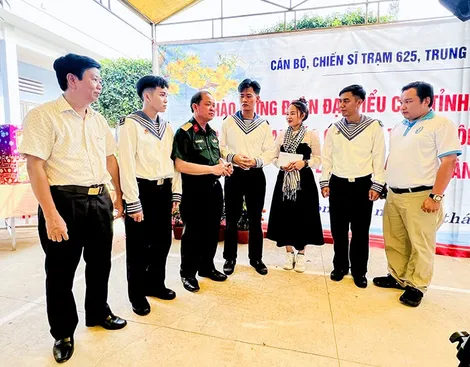 Chúc Tết cán bộ, chiến sĩ và nhân dân đảo Hòn Ðốc, tỉnh Kiên Giang